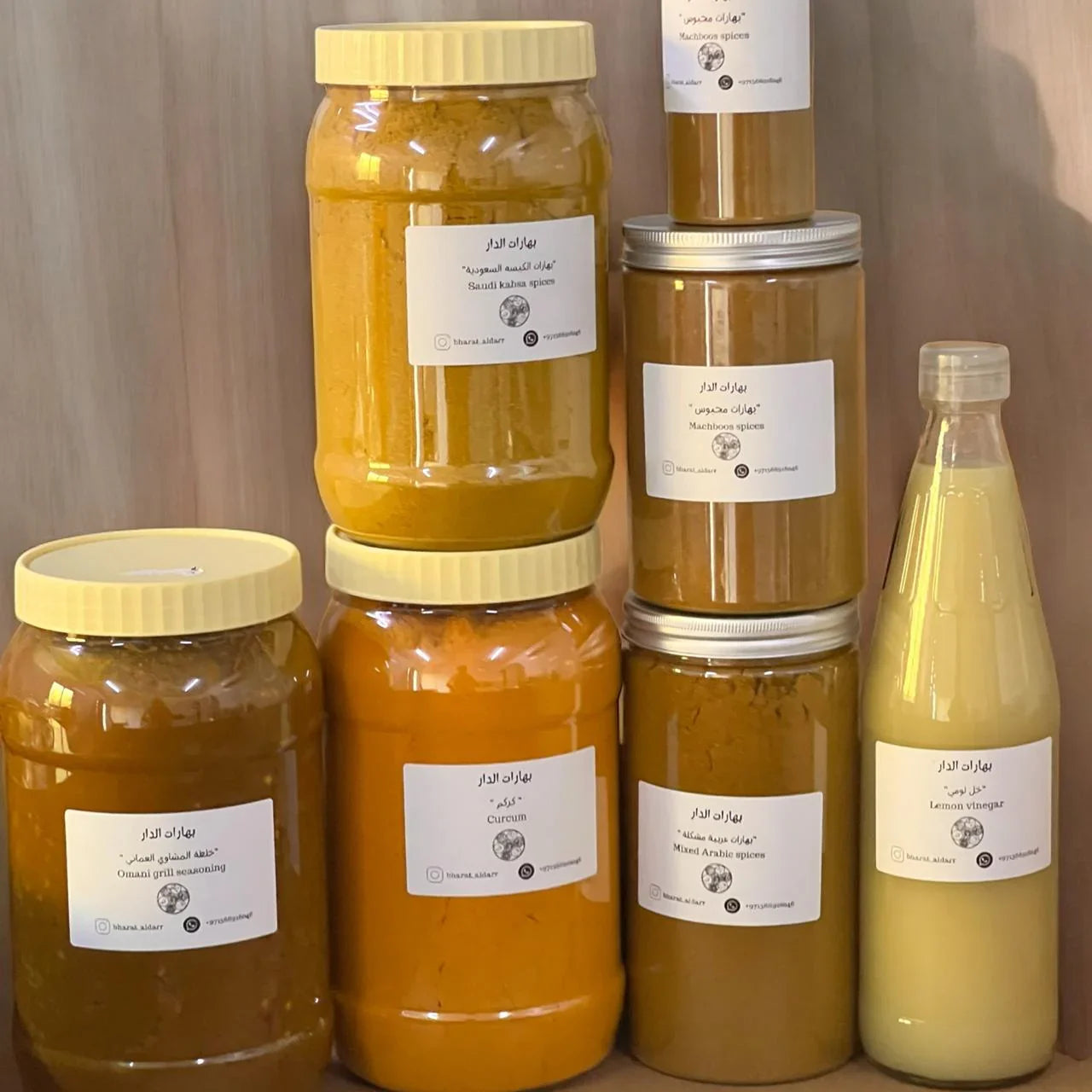 مجموعة من البهارات وخلطة المشوي وخلّ الليمون